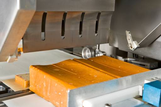 Corte automatizado de queijo por ultrassons