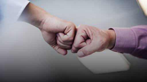 Fäuste berühren sich - Fist-Bump