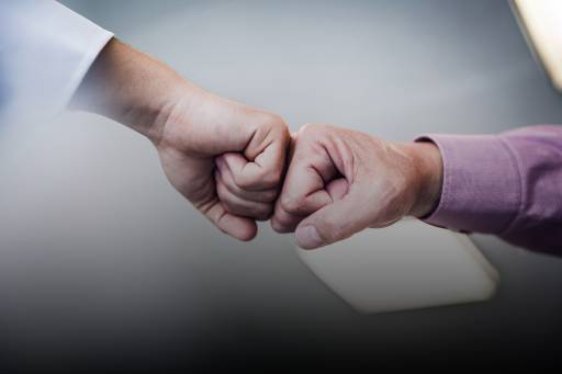 Fäuste berühren sich - Fist-Bump