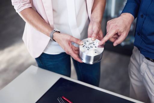 Mit Finger auf Produkt zeigen