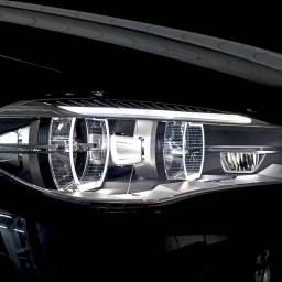 Faros de un coche negro