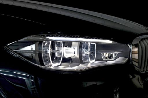 Farol de automóvel preto