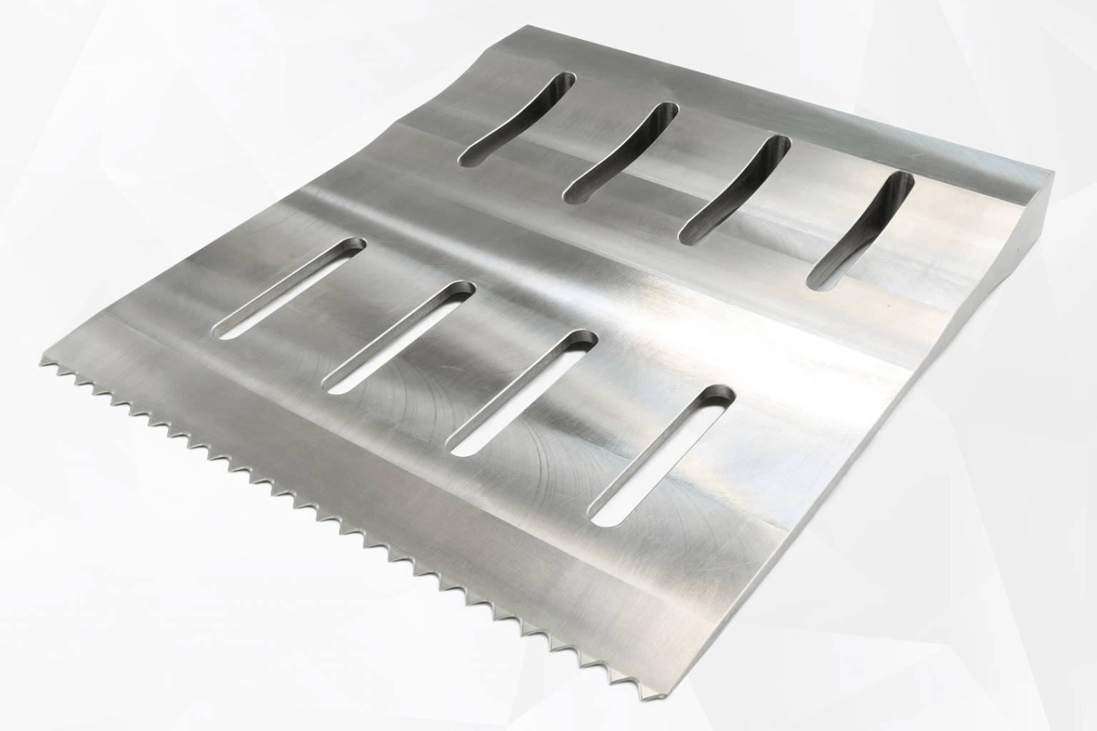 Cutting horn with serrations for food