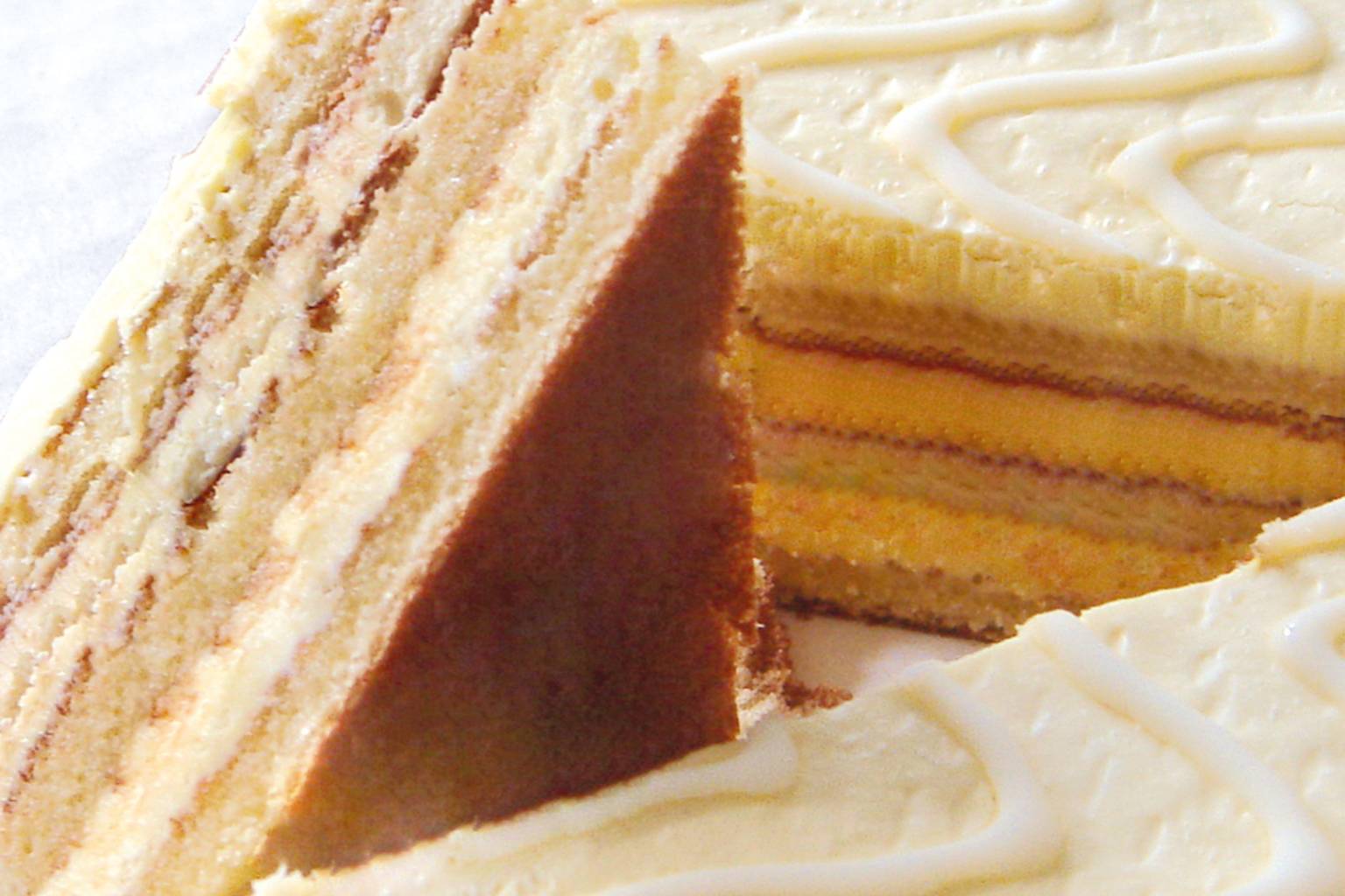 Clean ultrasonic cutting of cakes