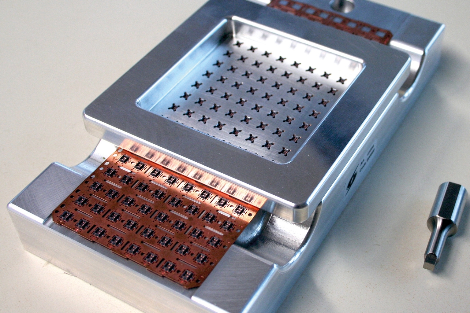 Platine mit Ultraschall genietet