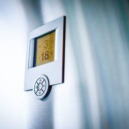 Pantalla soldada en frigorífico