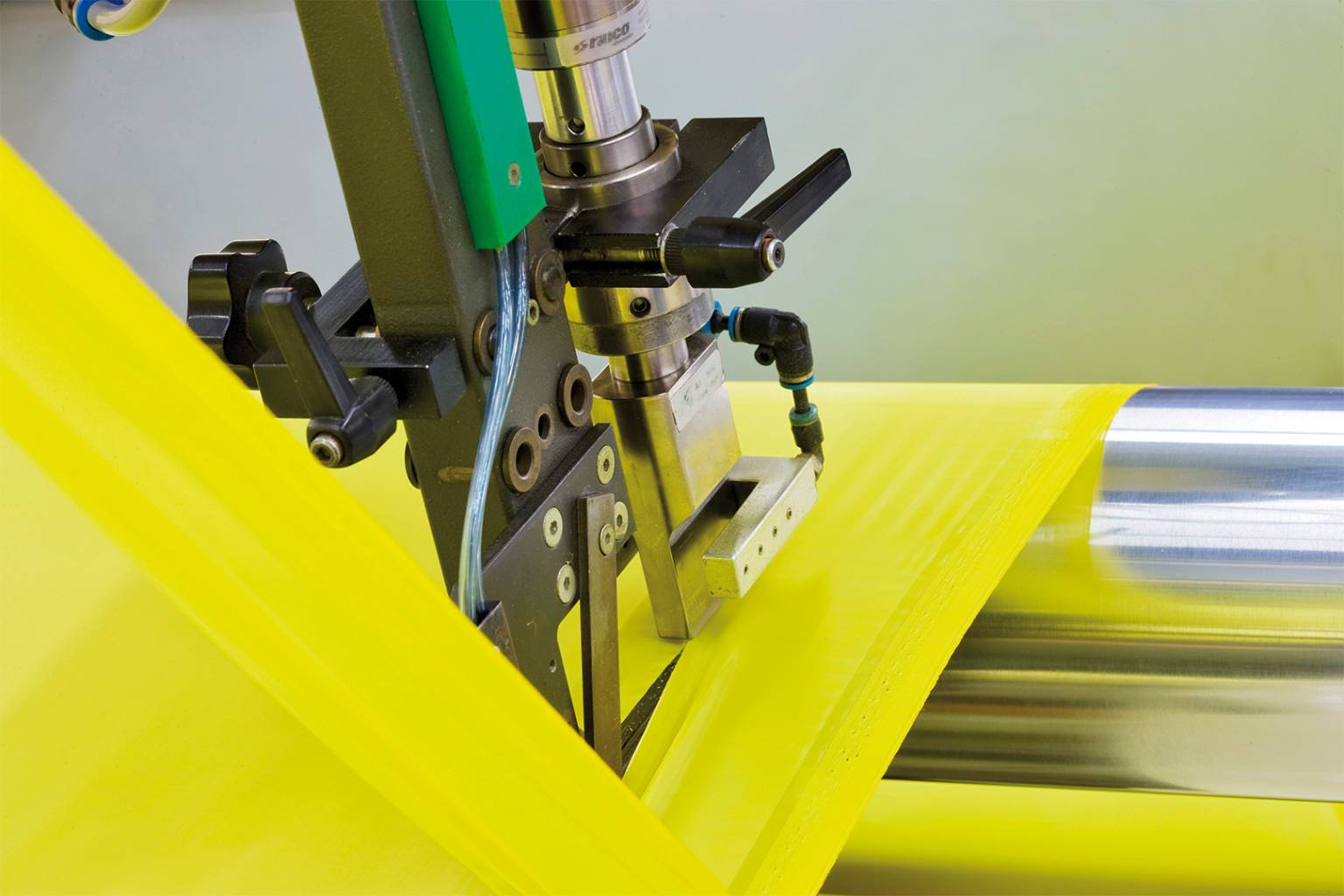 Automatisiertes Ultraschallschneiden von technischen Textilien