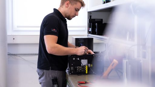 Hombre revisando una máquina de soldadura por ultrasonidos
